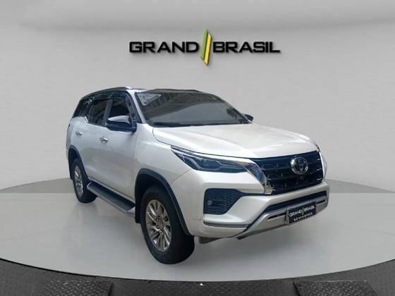 TOYOTA HILUX SW4 2.8 D-4D TURBO DIESEL SRX 4X4 AUTOMÁTICO